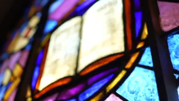 Buntglasfenster Mit Bibeltexten Dargestellt Christliche Kultur — Stockvideo