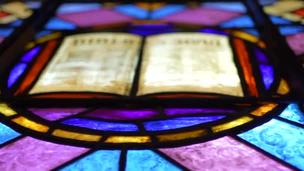 Katholische Fleckglas Fenster Detail Dekoration Ornamente — Stockvideo
