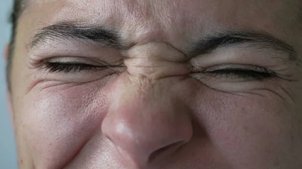 Žena Zblízka Zašklebila Makrovýrazu Žena Zamračila Šťastným Výrazem Detailní Záběr — Stock fotografie