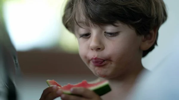 Küçük Çocuk Karpuz Meyvesi Yiyor Çocuk Sağlıklı Abur Cubur Yiyor — Stok fotoğraf