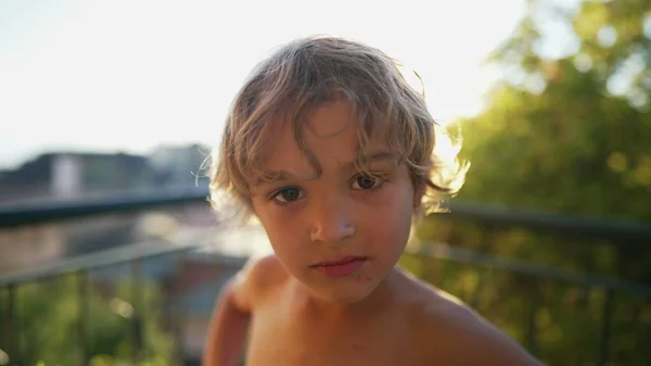 Liten Pojke Närbild Ansikte Tittar Kameran Står Utanför Porträtt Ett — Stockfoto