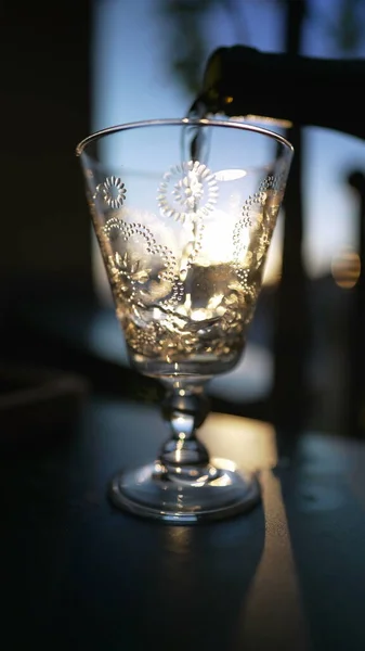 Während Des Sonnenuntergangs Freien Weißwein Auf Glas Gießen Zeitlupentempo Beim — Stockfoto