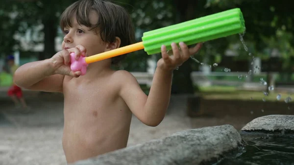 Fröhliches Kind Spielt Mit Wasserpistole Blaster Schwimmbad Outdoor Beach Play — Stockfoto