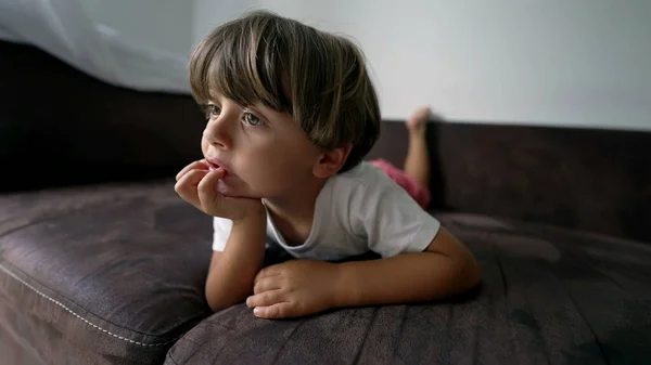 Enfant Couché Sur Canapé Maison Regardant Les Médias Télévision Portrait — Photo