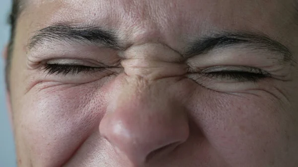 Makro Ifadeyle Yüzünü Buruşturan Bir Kadın Mutlu Bir Ifadeyle Kaşlarını — Stok fotoğraf