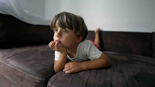 Gyerek Otthon Feküdt Kanapén Tévében Nézte Médiát Egy Kisfiú Portréja — Stock Fotó
