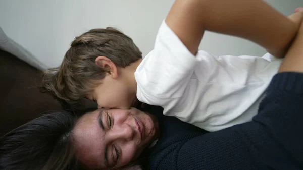 Fils Embrassant Mère Sur Joue Authentique Affection Soins Familiaux Enfant — Photo