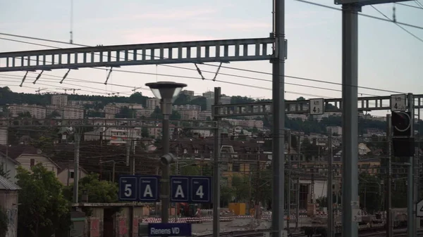 Anreise Mit Der Bahn Fensterperspektive Auf Die Vorbeiziehende Moderne Landschaft — Stockfoto