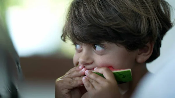 Petit Garçon Mangeant Des Fruits Pastèque Enfant Mange Des Collations — Photo