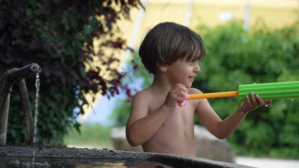 Ein Fröhliches Kind Versprüht Einem Sommertag Garten Wasser Mit Schaumstoffspielzeug — Stockfoto