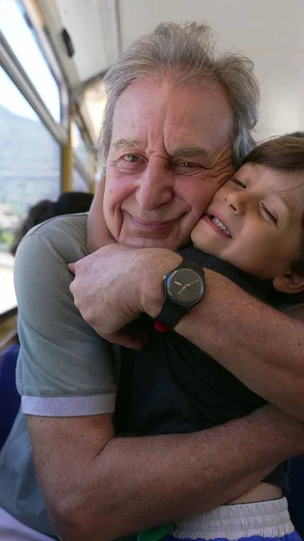 Pequeno Neto Abraçando Avô Enquanto Viaja Trem Uma Viagem Férias — Fotografia de Stock
