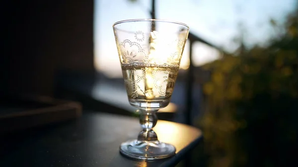 Σερβίρει Λευκό Κρασί Ποτήρι Έξω Στο Ηλιοβασίλεμα Ποτήρι Συλλογής Χεριών — Φωτογραφία Αρχείου