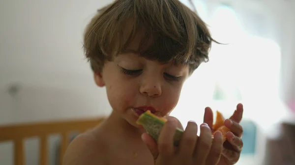 Criança Morder Sobremesa Melão Menino Comendo Lanche Saboroso Saudável Fechar — Fotografia de Stock