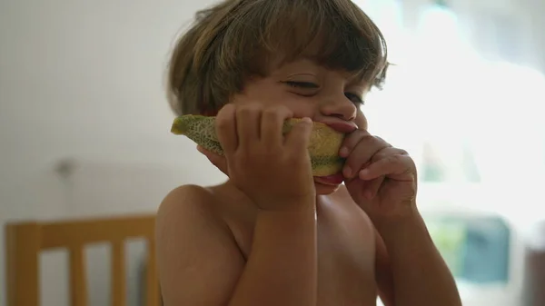 Enfant Mordant Dessert Fruits Melon Jeune Garçon Mangeant Une Collation — Photo