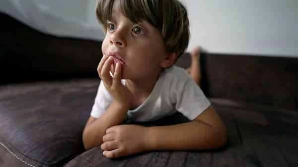 Dítě Leželo Doma Gauči Dívalo Média Televizi Portrét Malého Chlapce — Stock fotografie