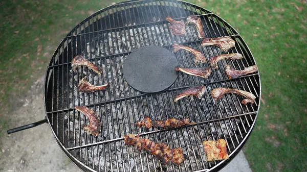 Costillas Carne Pollo Parrilla Vista Superior Comida Barbacoa Aire Libre — Foto de Stock
