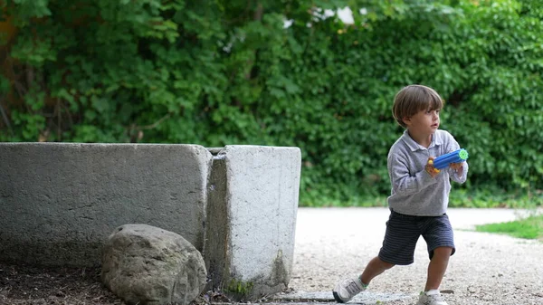 Liten Pojke Som Roar Sig Med Leksakspistolen Barn Sprutar Vatten — Stockfoto