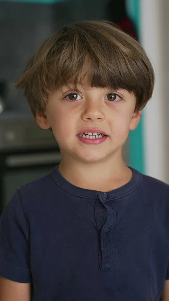 Kameraya Gülümseyen Küçük Bir Çocuğun Portresi Dikey Videodaki Çocuğun Yüzünü — Stok fotoğraf