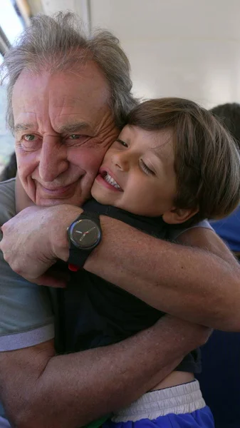 Pequeno Neto Abraçando Avô Enquanto Viaja Trem Uma Viagem Férias — Fotografia de Stock