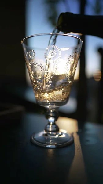 Während Des Sonnenuntergangs Freien Weißwein Auf Glas Gießen Zeitlupentempo Beim — Stockfoto