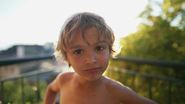 Mały Chłopiec Bliska Patrzący Kamerę Stojącą Zewnątrz Portret Mężczyzny Świetle — Zdjęcie stockowe
