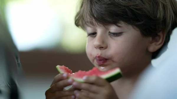 Liten Pojke Som Äter Vattenmelonfrukt Barn Äter Hälsosam Mellanmål Mat — Stockfoto