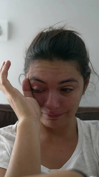 一个泪流满面的女人擦眼泪 哭泣的女性正在经历艰难的时刻 因精神痛苦而压抑的情绪 — 图库照片