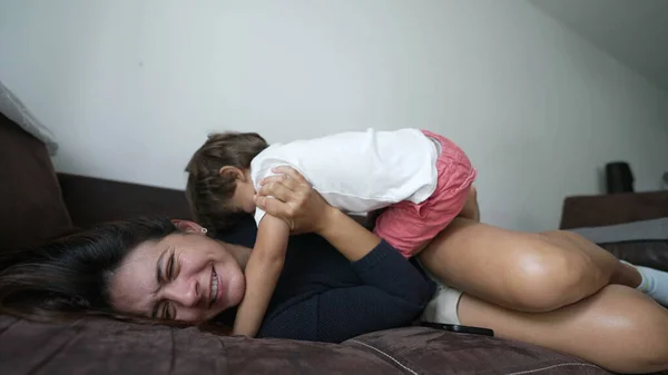 Fiul Sărind Mama Întinsă Canapea Acasă Copil Fericit Scufundă Părinte — Fotografie, imagine de stoc