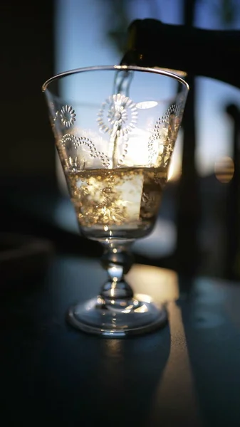 Witte Wijn Glas Gieten Tijdens Zonsondergang Buiten Slow Motion Shot — Stockfoto