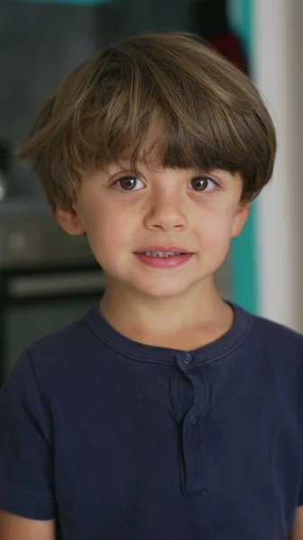 カメラの笑顔を見てハンサムな男の子の肖像画 垂直ビデオで子供の顔を閉じる — ストック写真