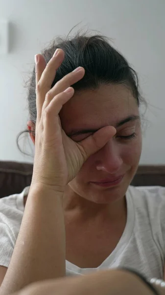 Una Mujer Llorosa Enjugando Lágrimas Una Mujer Llorona Pasando Por — Foto de Stock