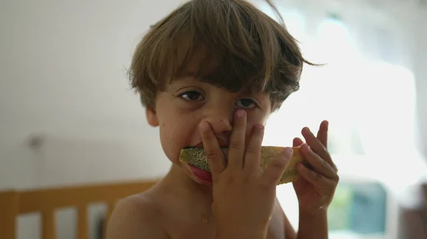 Kind Beißt Melone Fruchtdessert Ein Kleiner Junge Isst Gesunde Leckere — Stockfoto
