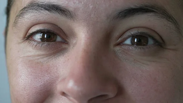 Wanita Menutup Wajah Berkerut Dalam Ekspresi Makro Orang Perempuan Mengerutkan — Stok Foto
