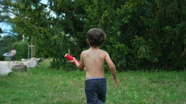 Powrót Dziecka Biegnącego Zewnątrz Ogrodzie Letni Dzień Zabawy Dziećmi Walki — Zdjęcie stockowe