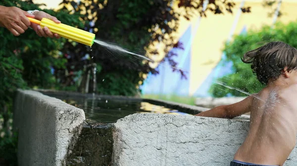 Wasserspritzen Auf Kinder Während Schaumstoffspielzeugpistole Wasserkampf Draußen Sommertagen Nasses Kind — Stockfoto