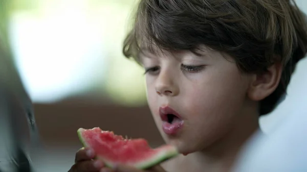 Liten Pojke Som Äter Vattenmelonfrukt Barn Äter Hälsosam Mellanmål Mat — Stockfoto