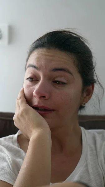一个泪流满面的女人擦眼泪 哭泣的女性正在经历艰难的时刻 因精神痛苦而压抑的情绪 — 图库照片