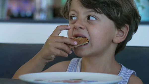 Enfant Manger Pain Avec Gelée Dans Table Poitrine Matin Candid — Photo