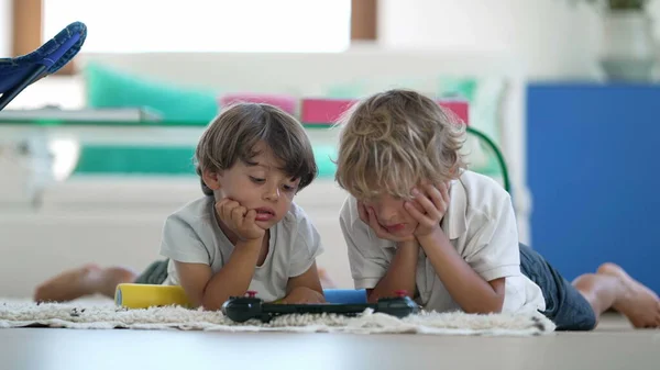 Szczera Dwójka Młodych Chłopców Oglądających Media Ekranie Tabletu Leżącego Podłodze — Zdjęcie stockowe