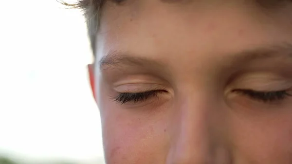 Close Uma Criança Fechando Olhos Contemplação Rapaz Meditativo Fecha Olhos — Fotografia de Stock