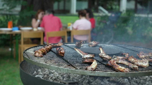 Food Cooking Barbecue Grill People Background Friends Family Backyard Together — Stok fotoğraf