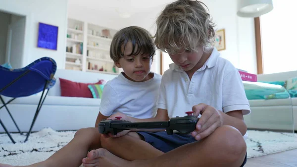 아이들 비디오 태블릿을 있습니다 조이스틱 콘솔에서 게임하는 거실에서 기기를 가지고 — 스톡 사진
