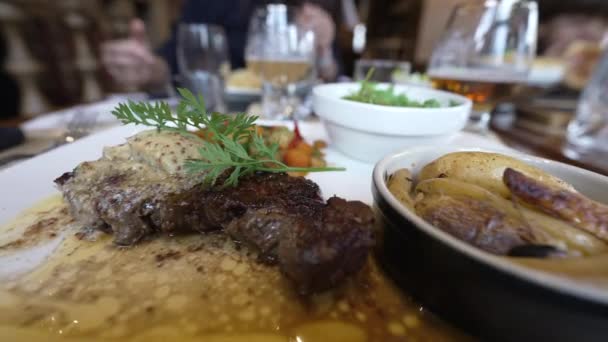 Gourmet Steak Auf Teller Vorhanden Nahaufnahme Restaurant Mahlzeit Essen Mittagessen — Stockvideo