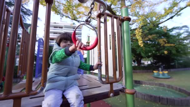 Aktif Bir Çocuk Dışarıda Metal Bir Şebekeyi Tutuyor Dışarıda Egzersiz — Stok video