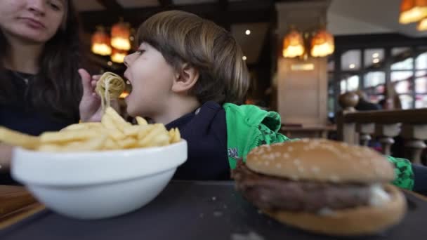 Mother Feeding Pasta Child Sitting Restaurant Lifestyle Mom Kid Eating — Stock Video
