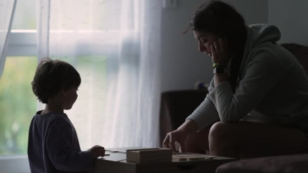 Скрытые Мать Ребенок Играют Настольную Игру Дома Силуэте Оконными Занавесками — стоковое видео