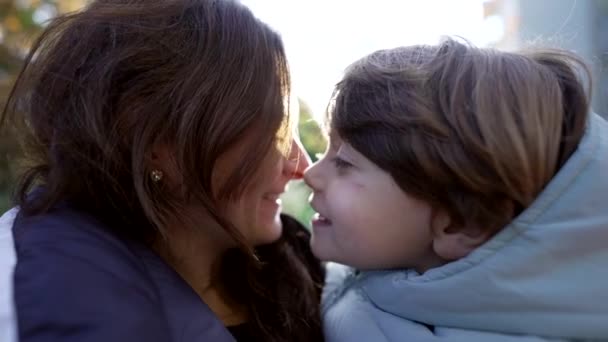 Matka Dziecko Całują Się Eskimosem Mama Syn Opiekuńczy Kochający Związek — Wideo stockowe