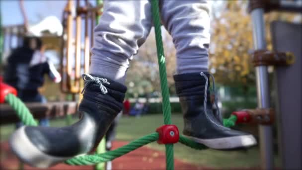 Szekrény Gyermek Lábak Cipőben Kötéllel Játszótéren Aktív Kisfiú Gyerek Lábak — Stock videók