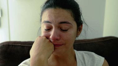 Zor zamanlarda umutsuzluk içinde ağlayan sorunlu bir kadının portresi. Kaygı ve umutsuzluk hisseden bir insanın yakından görünüşü. Gerçekten özgün bir duygu.