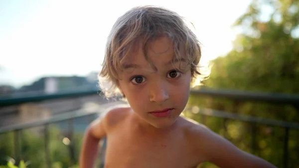 Kleiner Junge Mit Haltung Und Ernstem Gesichtsausdruck — Stockfoto